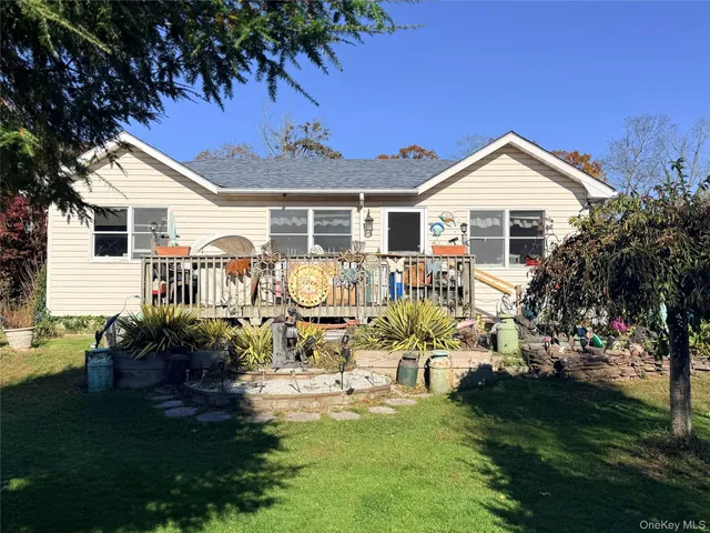 a view of a house with patio and garden