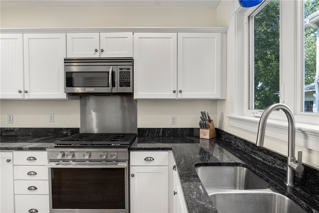 22 Bateman Avenue Newport, RI 02840 - Photo 15 of 43