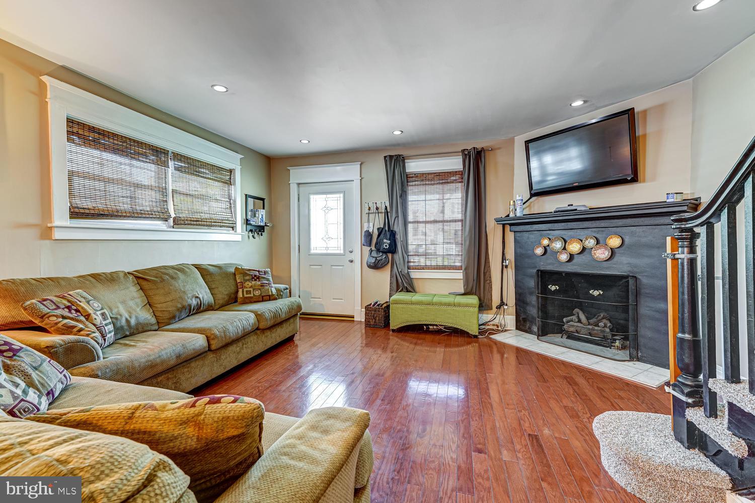 94 Marshall Road Lansdowne, PA 19050 - Photo 12 of 27 Living Room - straight through concept