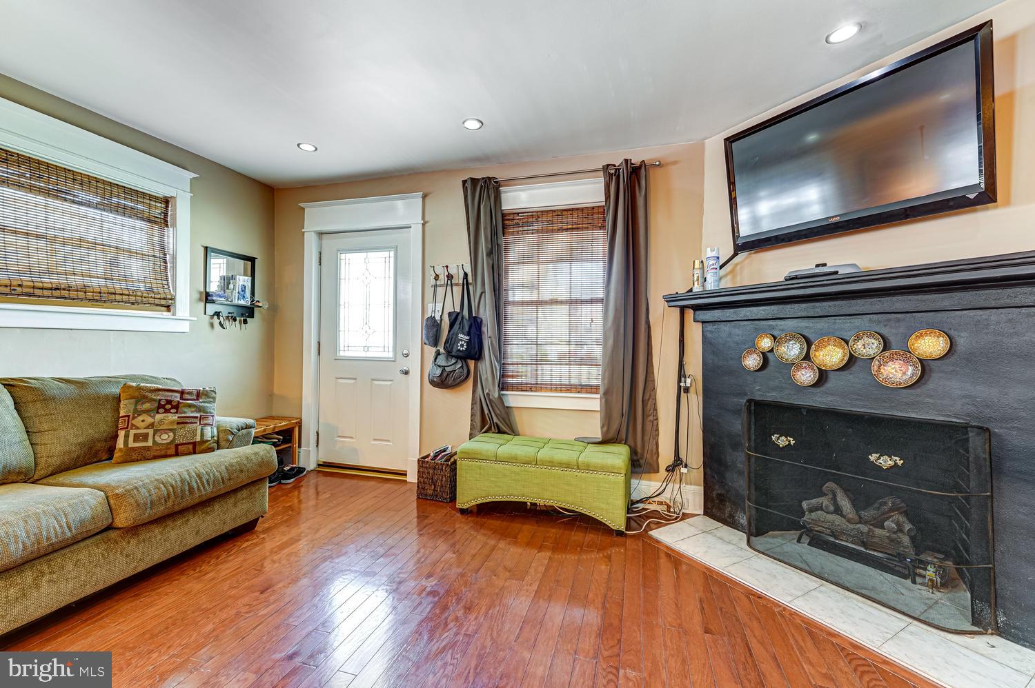 94 Marshall Road Lansdowne, PA 19050 - Photo 5 of 27 Living Room front door