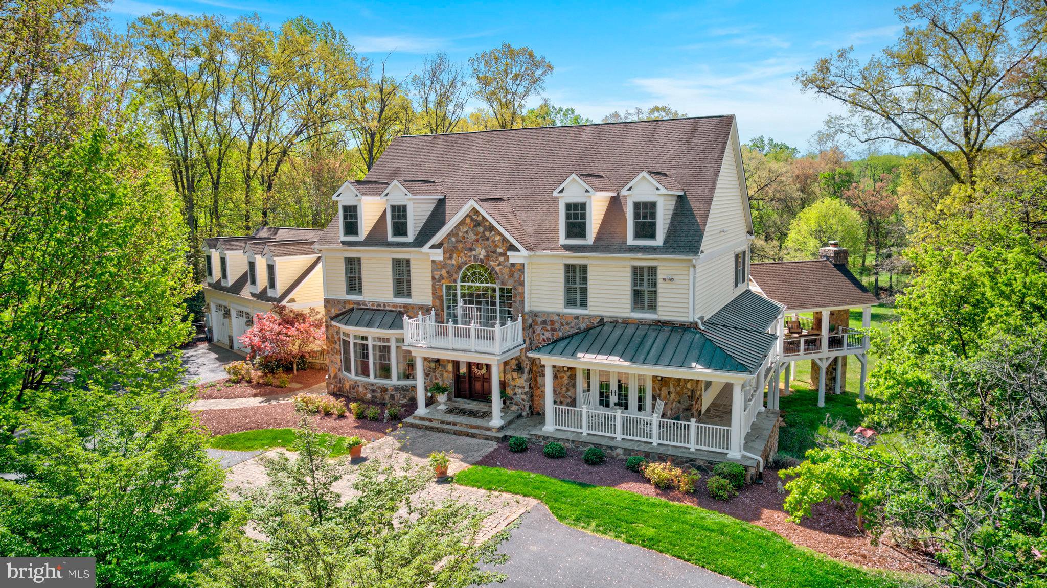 Stunning home, idyllic 5 Acres. Bring your horses!