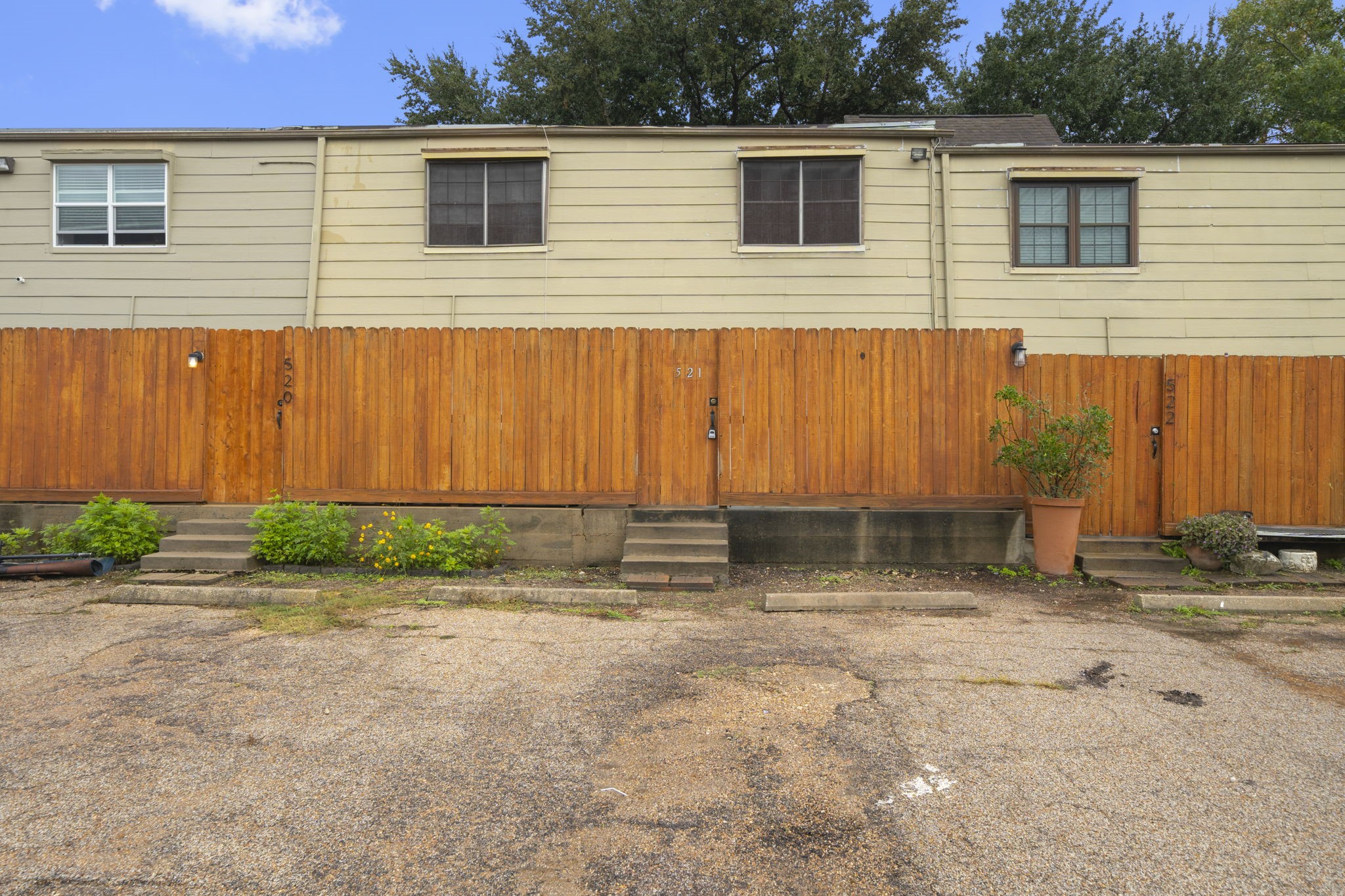 11550 Chimney Rock Road, Unit 521 Houston, TX 77035 - Photo 27 of 30 a backyard of a house