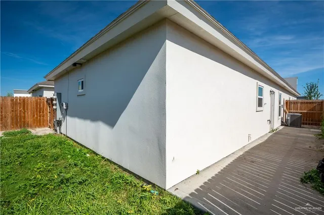 a view of a house with a backyard