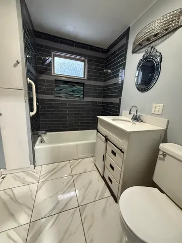 $2,100 | 672 Central Street, Unit A, Franklin, NH 03235