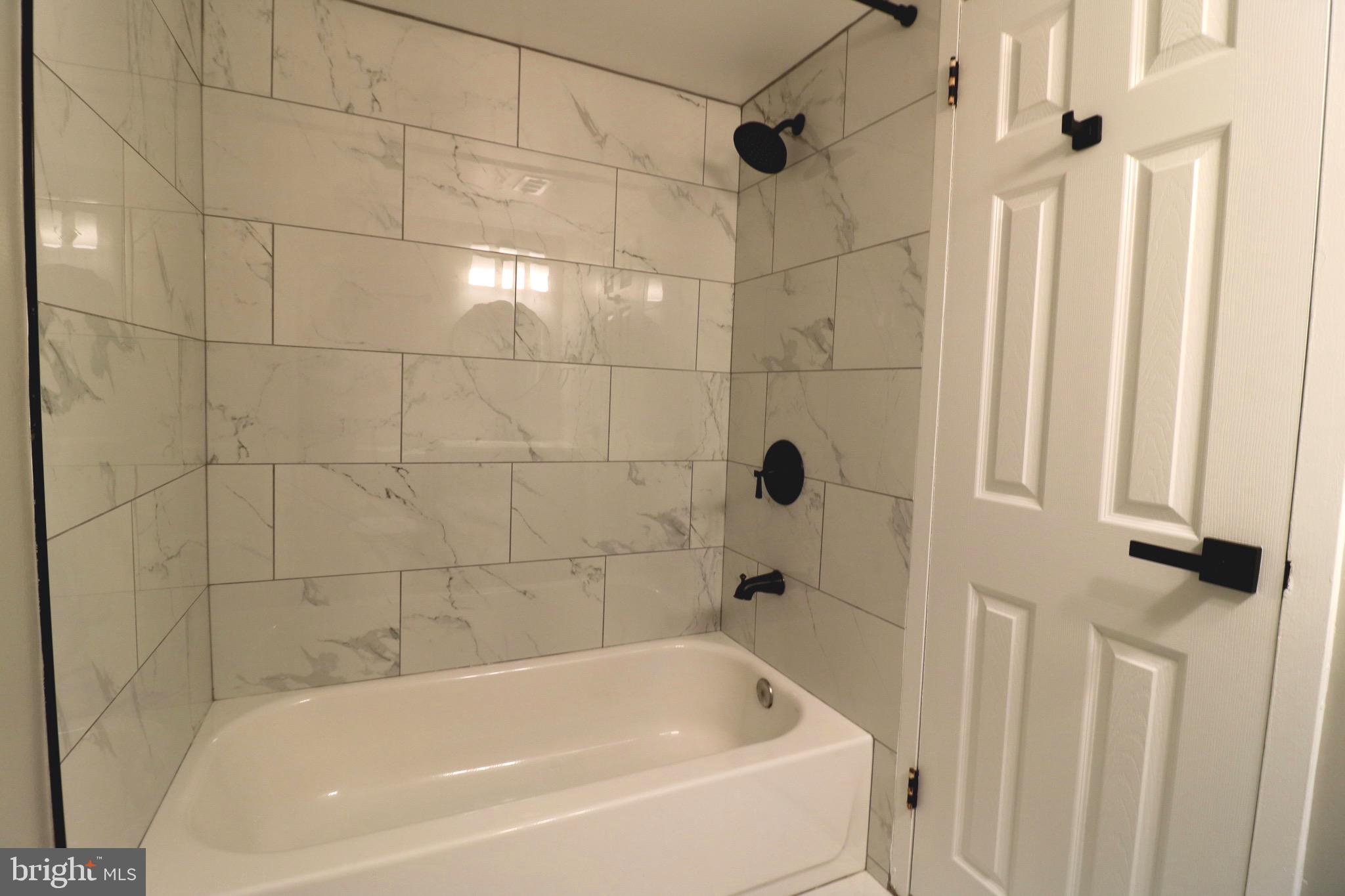 2249 Castle Rock Square, Unit 11C Reston, VA 20191 - Photo 19 of 26 a bathroom with a bathtub