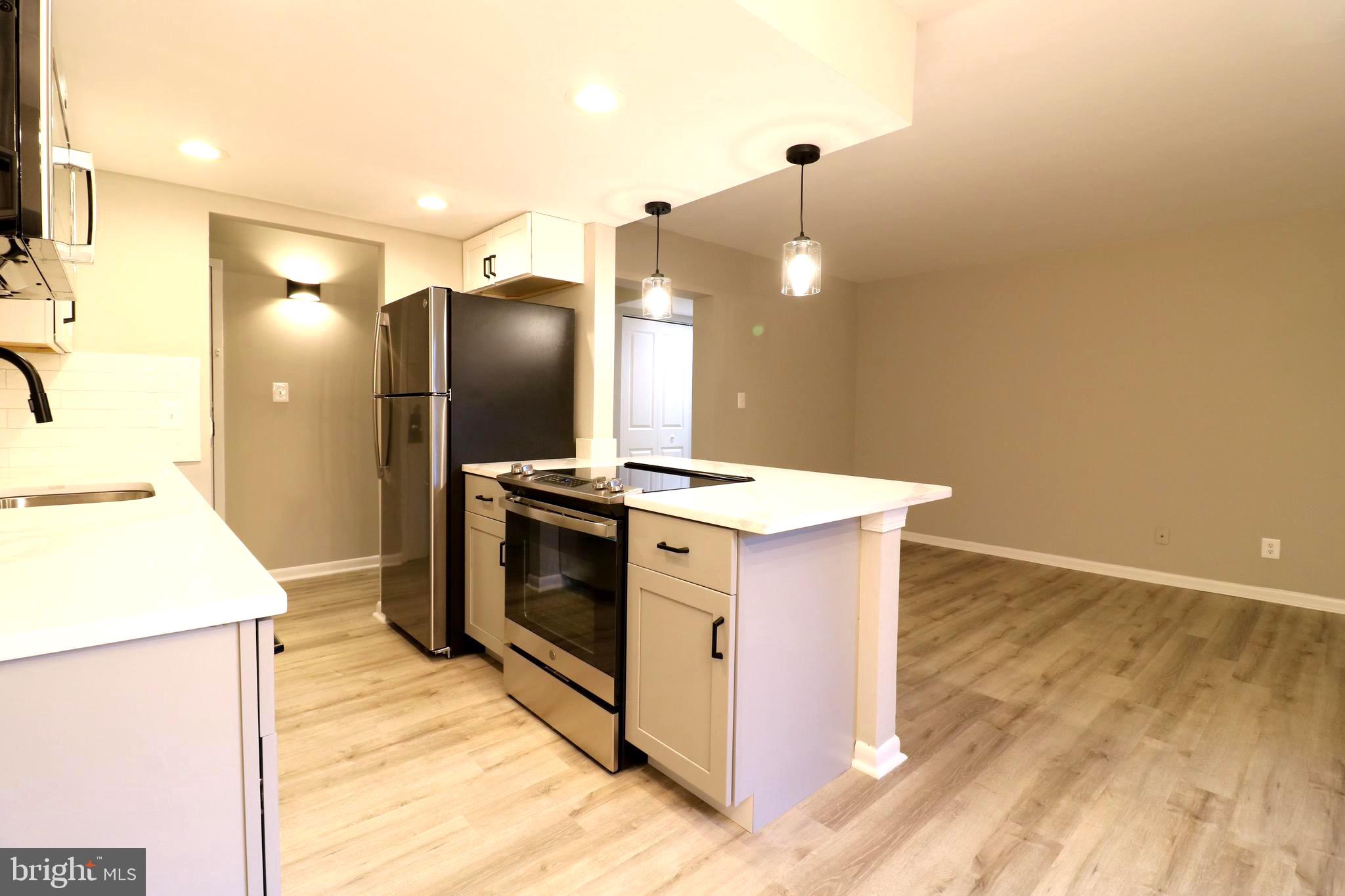 2249 Castle Rock Square, Unit 11C Reston, VA 20191 - Photo 5 of 26 a kitchen with stainless steel appliances a refrigerator and a stove