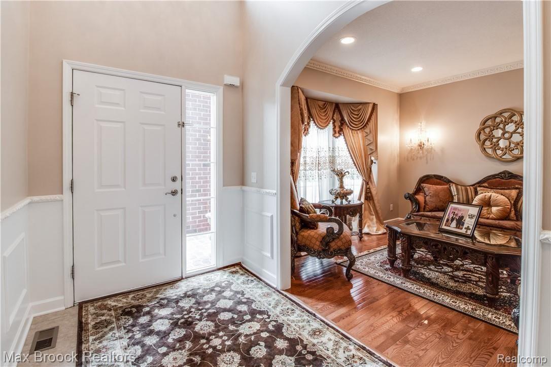 27586 Cromwell Road Novi, MI 48374 - Photo 3 of 44 Interiors 23.jpg