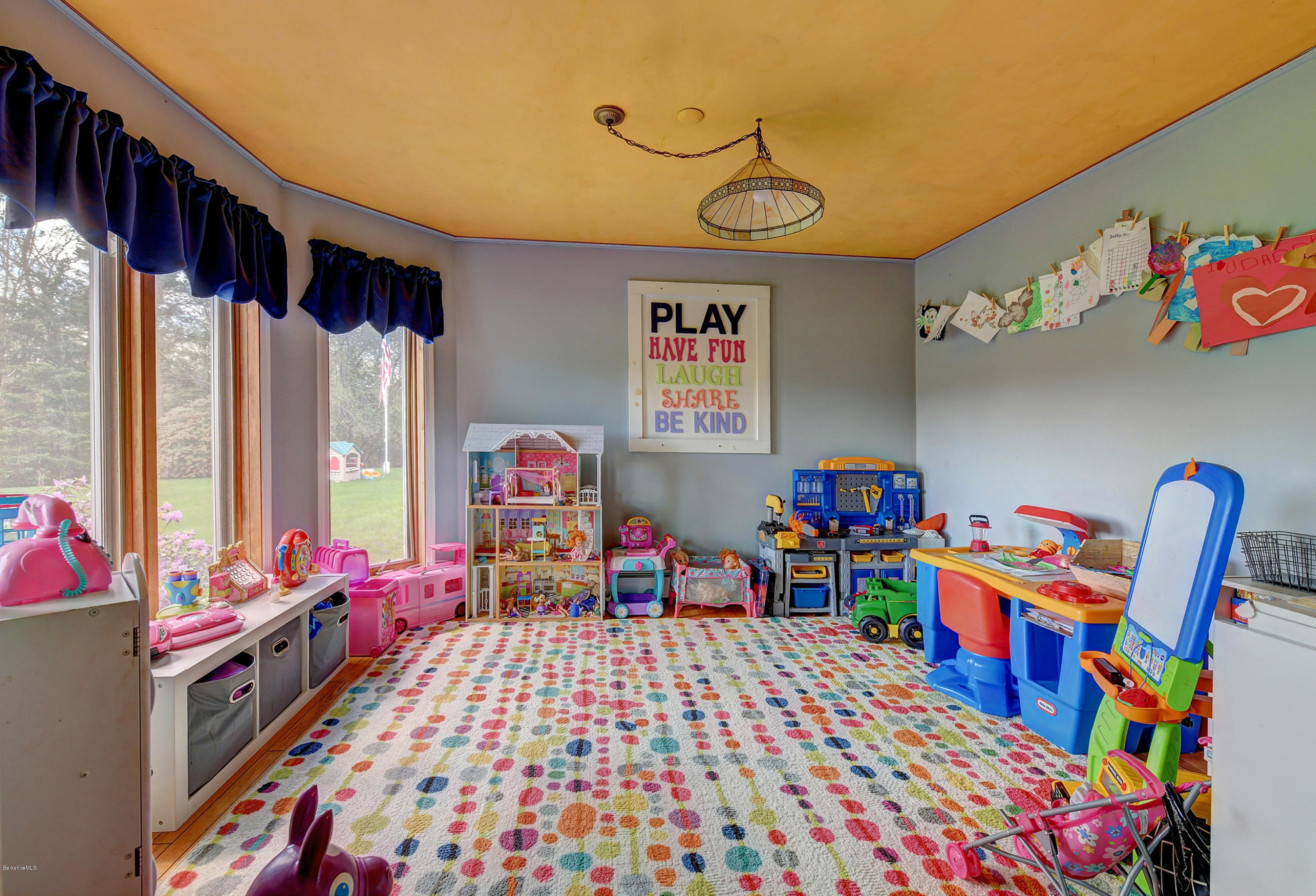 634 River Road Clarksburg, MA 01247 - Photo 7 of 42 Office or playroom