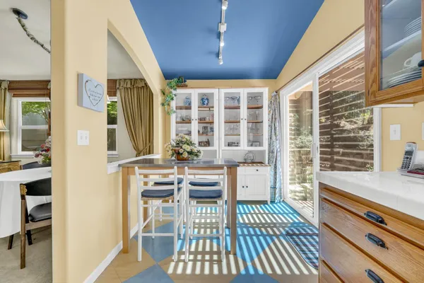 a view of entryway with furniture