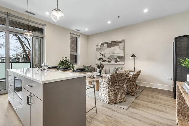 $2,695 | 435 Madison Street, Unit 506, Oak Park, IL 60302