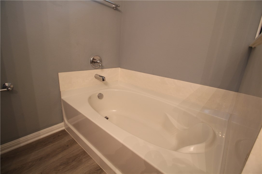 11505 Oltons Bluff Cove Austin, TX 78754 - Photo 12 of 21 a bathroom with a bathtub