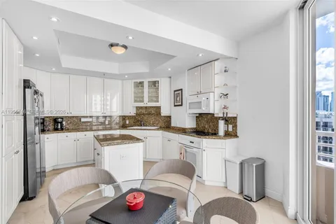 $1,499,000 | 808 Brickell Key Drive, Unit 1808, Miami, FL 33131