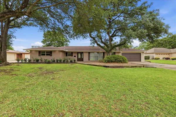 $299,900 | 3875 Kenwood Drive, Beaumont, TX 77706