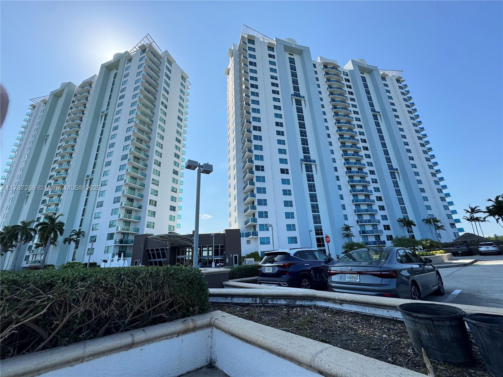 2681 North Flamingo Road, Unit TH4S Sunrise, FL 33323 - Photo 27 of 27 a view of a large building