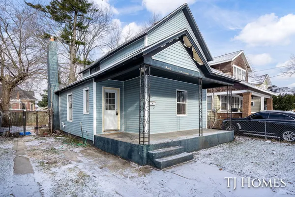 $159,900 | 1967 Francis Avenue Southeast, Grand Rapids, MI 49507