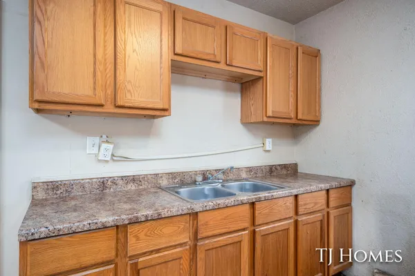 $159,900 | 1967 Francis Avenue Southeast, Grand Rapids, MI 49507