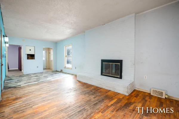$159,900 | 1967 Francis Avenue Southeast, Grand Rapids, MI 49507