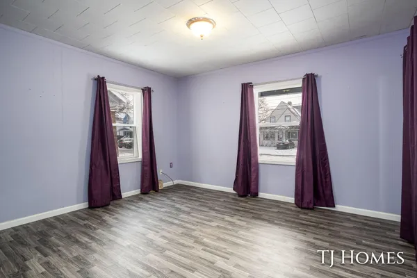 $159,900 | 1967 Francis Avenue Southeast, Grand Rapids, MI 49507