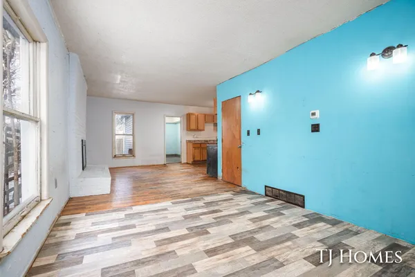 $159,900 | 1967 Francis Avenue Southeast, Grand Rapids, MI 49507