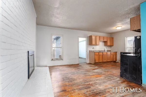 $159,900 | 1967 Francis Avenue Southeast, Grand Rapids, MI 49507