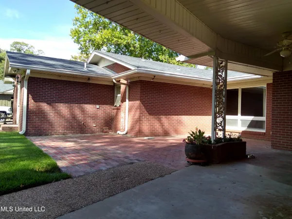 $279,500 | 6 Morningside Drive, Indianola, MS 38751