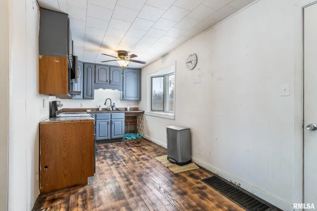 $129,900 | 109 Knox Road 800 North, Galesburg, IL 61401