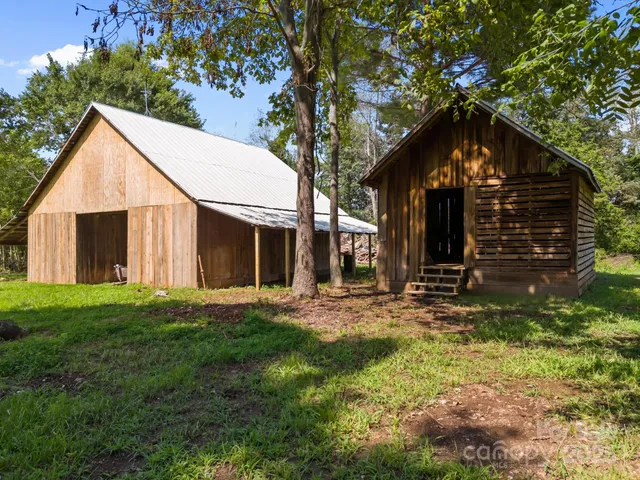 a view of a house with yard and tree s