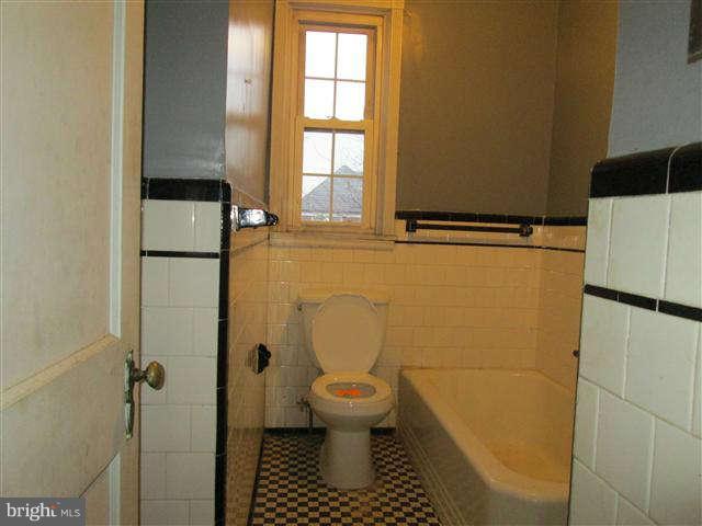 1524 Roundhill Road Baltimore, MD 21218 - Photo 9 of 19 Bath