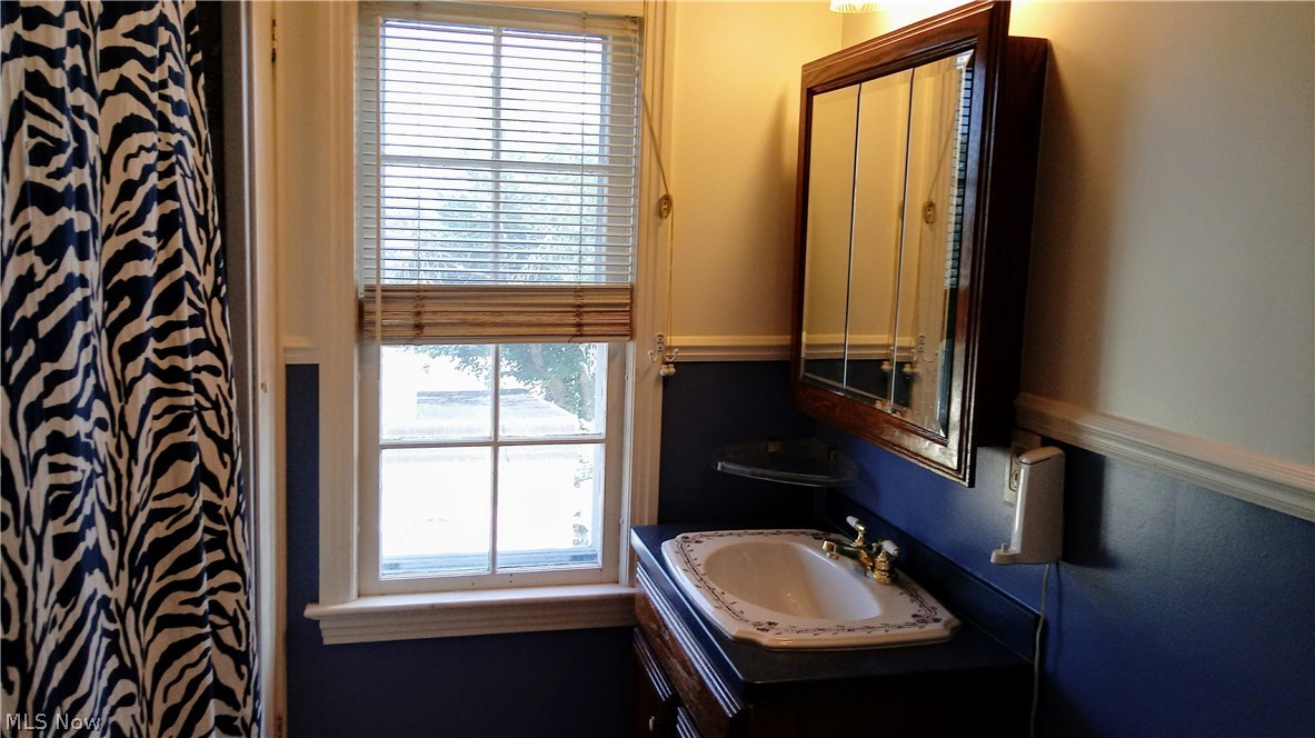 4181 Bushnell Road University Heights, OH 44118 - Photo 17 of 22 Full bath on second with custom sink.