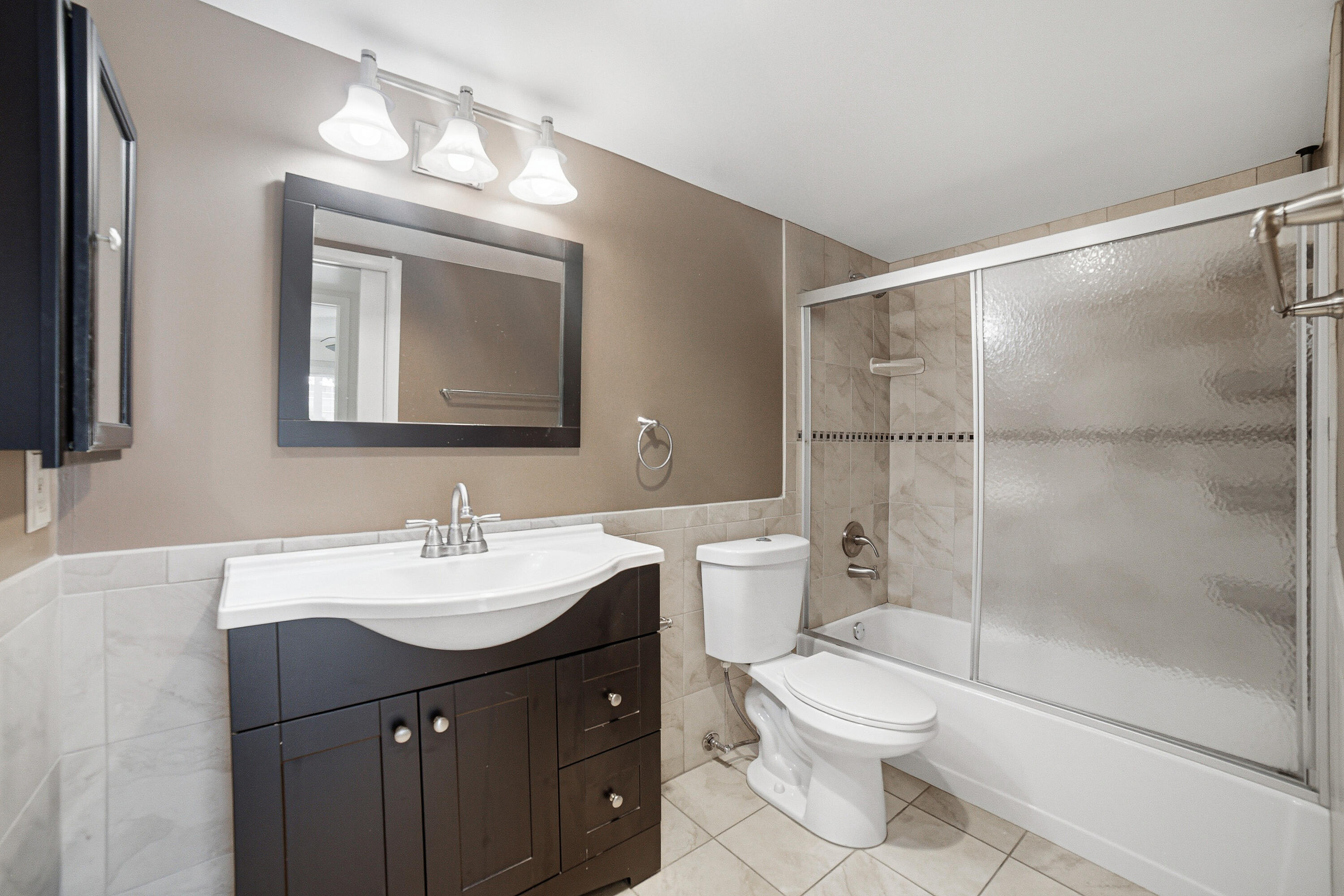 1025 Newcastle B, Unit 1025 Boca Raton, FL 33434 - Photo 13 of 31 Bathroom
