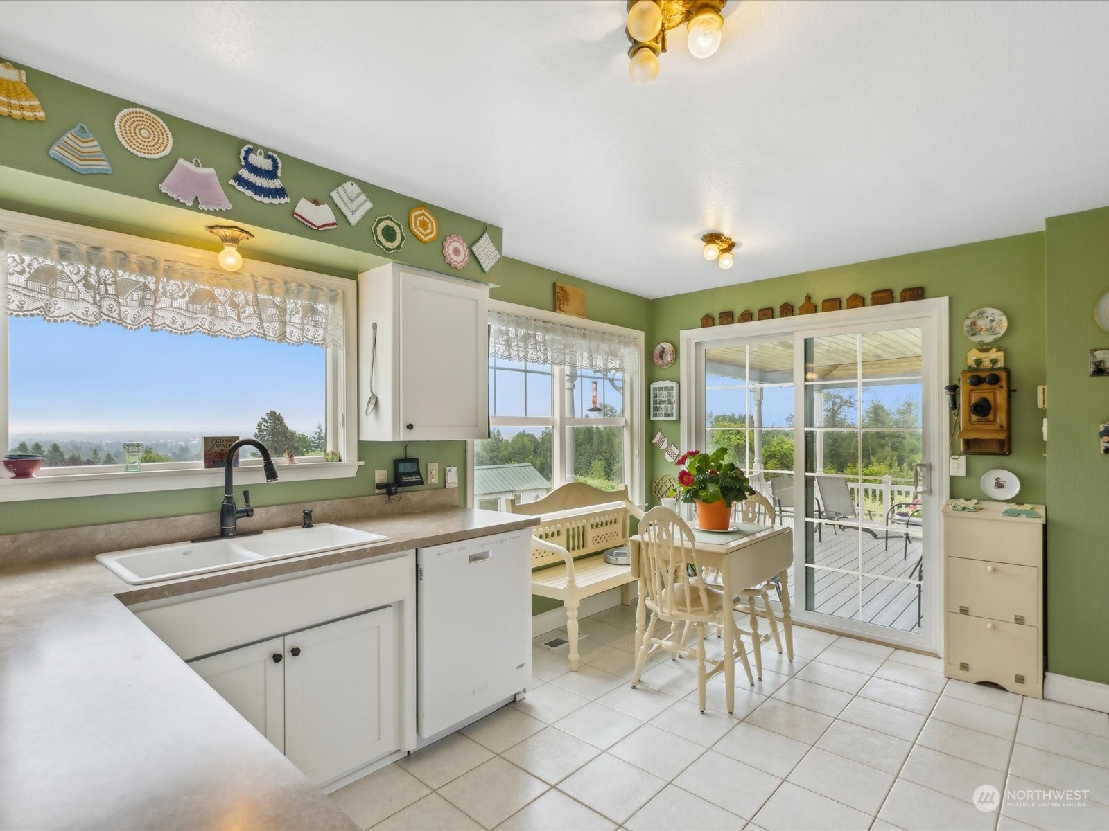 2625 Mountain View Road Ferndale, WA 98248 - Photo 25 of 40 a large white kitchen with a large window
