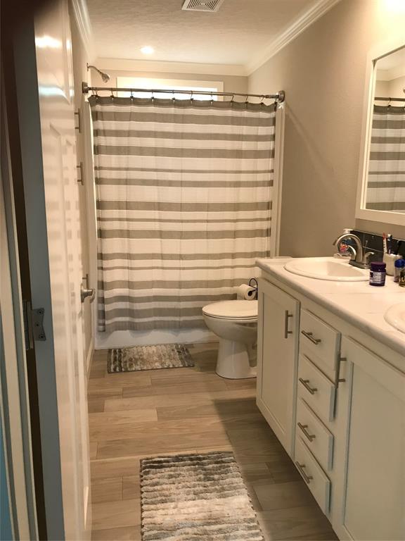 19418 Northwest 246th Street Okeechobee, FL 34972 - Photo 10 of 24 a bathroom with a sink toilet and shower