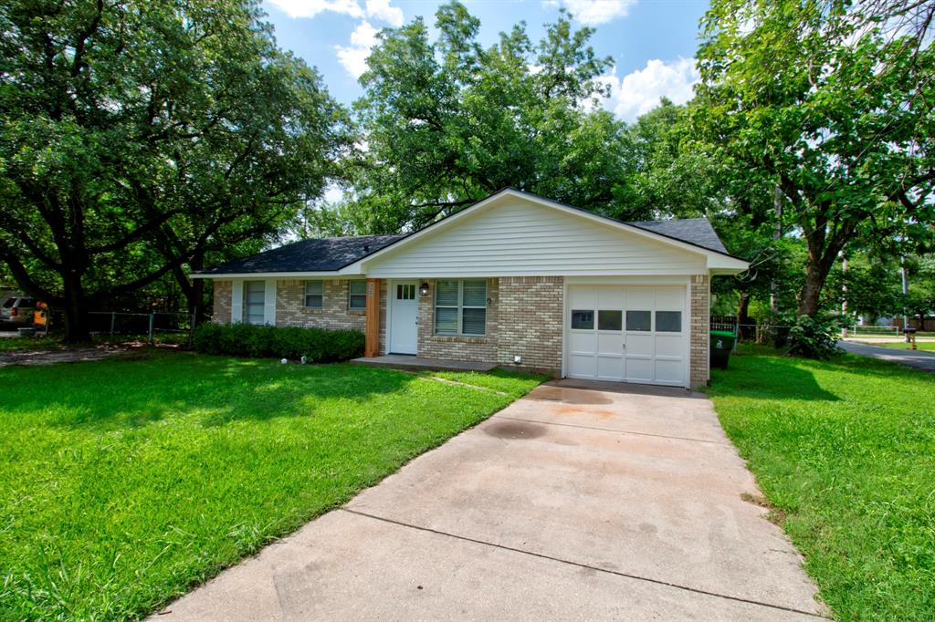327 West McKinney Street Pilot Point, TX 76258 - Photo 2 of 29
