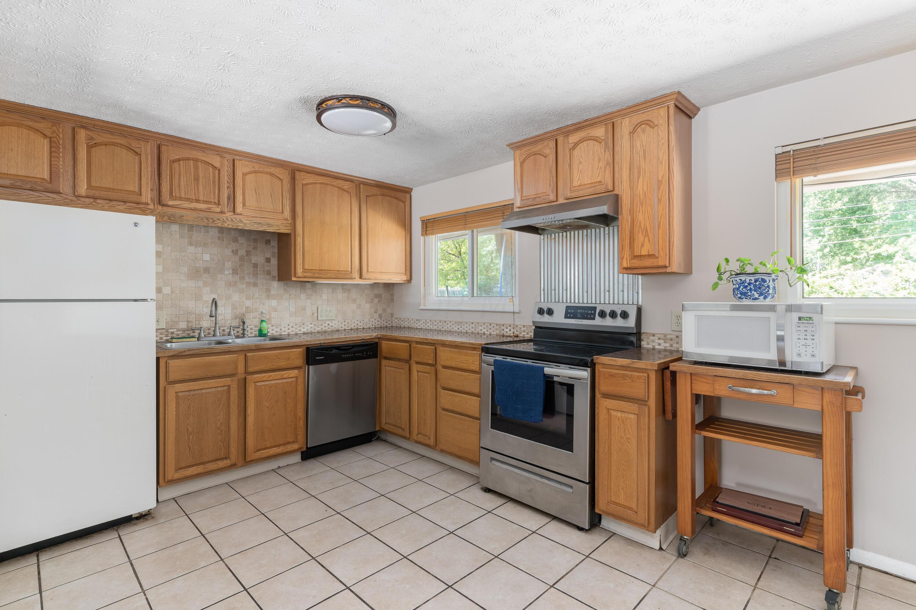 1447 Rosehill Road Reynoldsburg, OH 43068 - Photo 8 of 29 Large Kitchen