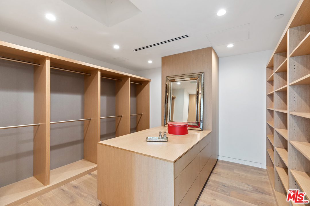 1620 Electric Avenue Venice, CA 90291 - Photo 13 of 24 a bathroom with a sink and a mirror