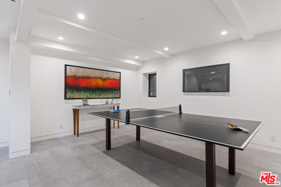 1620 Electric Avenue Venice, CA 90291 - Photo 22 of 24 a living room with furniture and a flat screen tv