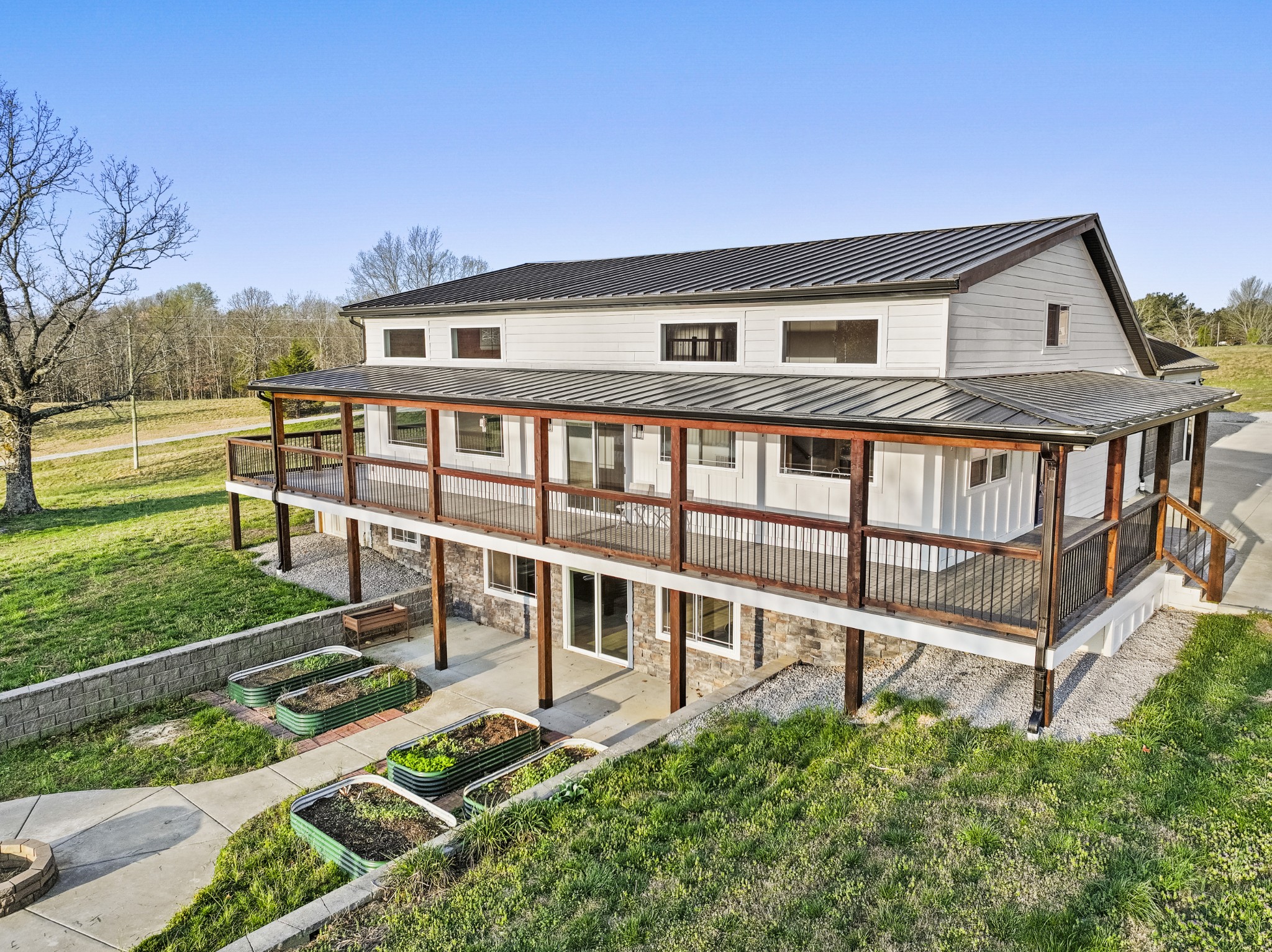 a view of a house with backyard and porch