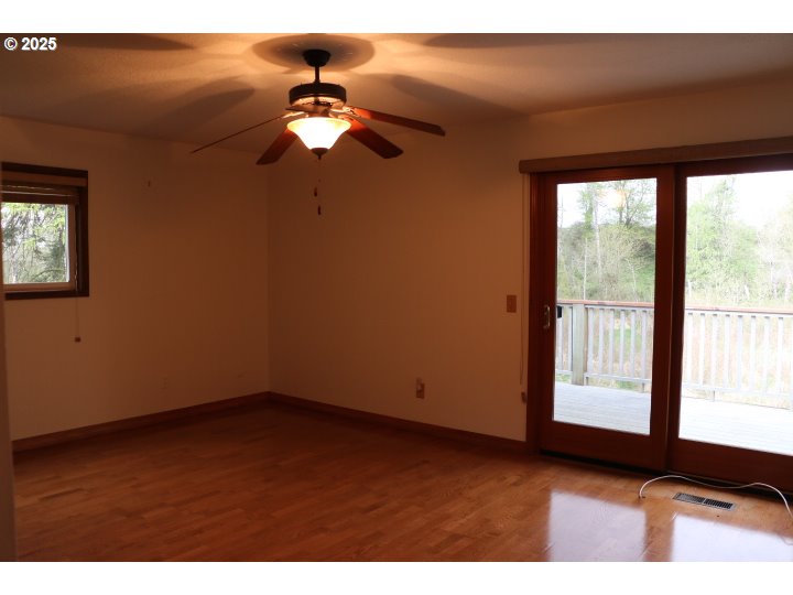 6503 Kinns Road Northeast Woodburn, OR 97071 - Photo 20 of 45 a view of an empty room and window