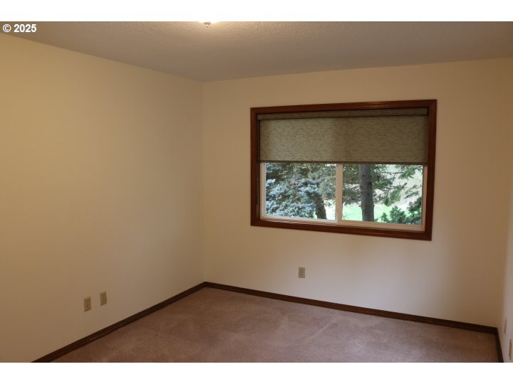6503 Kinns Road Northeast Woodburn, OR 97071 - Photo 29 of 45 an empty room with a window