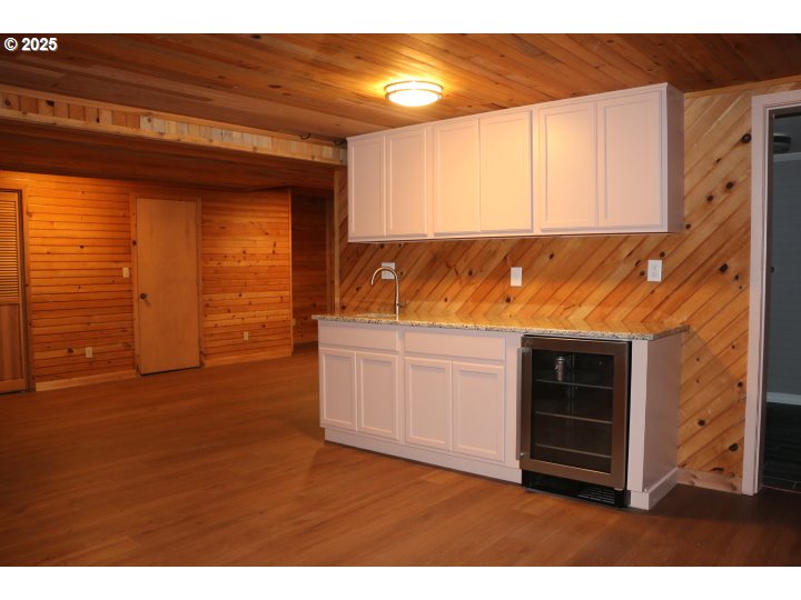 6503 Kinns Road Northeast Woodburn, OR 97071 - Photo 32 of 45 view of an empty room with cabinet and a window