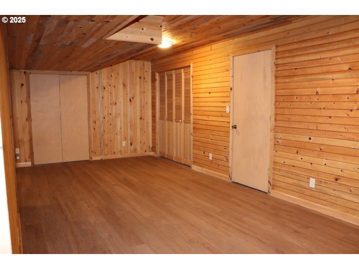 6503 Kinns Road Northeast Woodburn, OR 97071 - Photo 37 of 45 a view of a livingroom with wooden floor