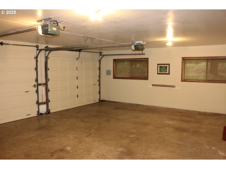 6503 Kinns Road Northeast Woodburn, OR 97071 - Photo 39 of 45 a view of a garage