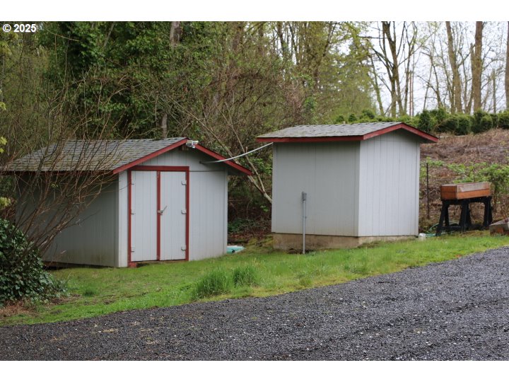 6503 Kinns Road Northeast Woodburn, OR 97071 - Photo 40 of 45 a backyard of a house with lots of green space