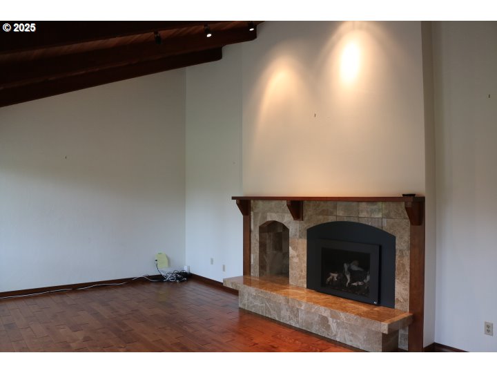 6503 Kinns Road Northeast Woodburn, OR 97071 - Photo 10 of 45 a view of empty room with a fireplace
