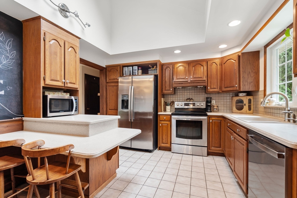 8 Birchwood Road Hudson, MA 01749 - Photo 11 of 36