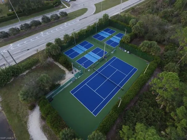 an aerial view of a tennis ground