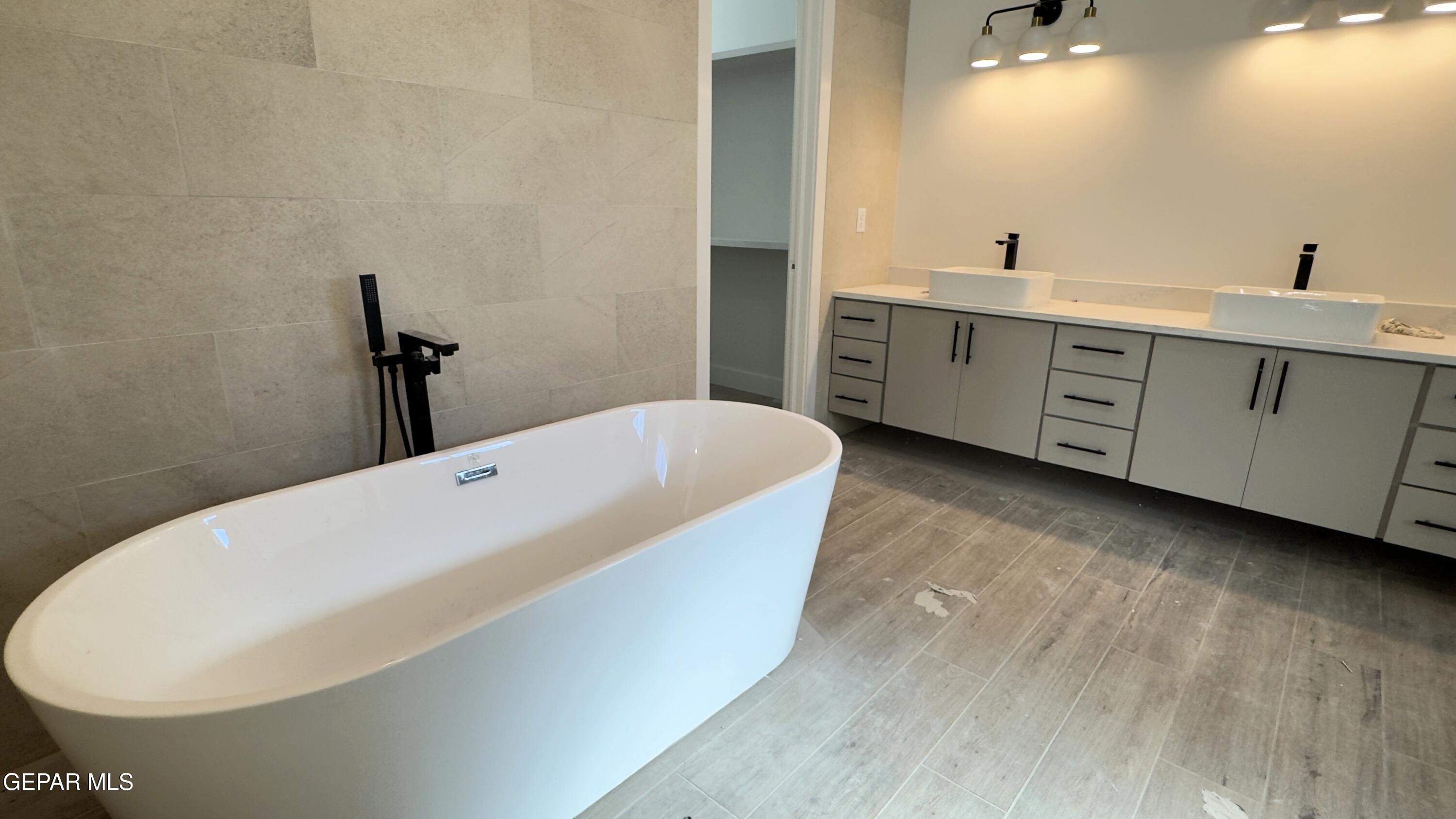 5656 Rio Bonito Circle El Paso, TX 79932 - Photo 23 of 36 a bathroom with a bathtub and sink