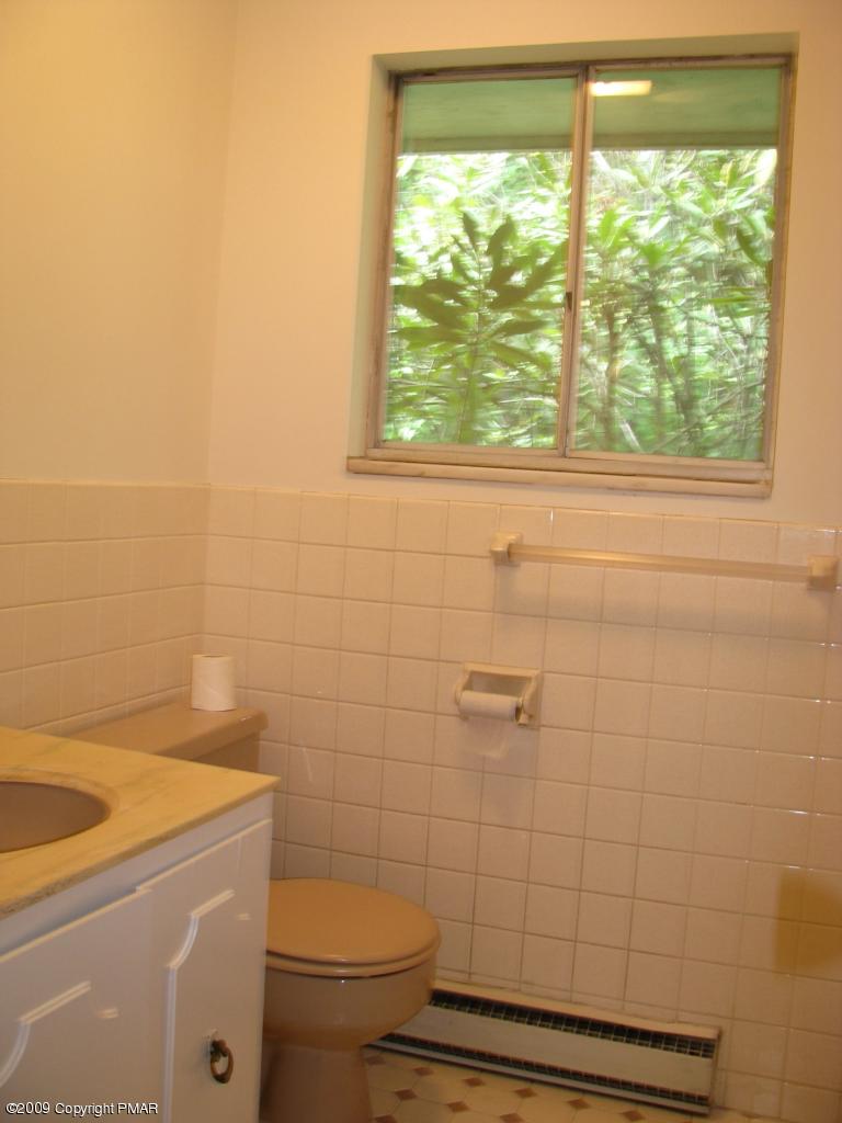 310 Quentin Road Stroudsburg, PA 18360 - Photo 17 of 17 Main Bathroom