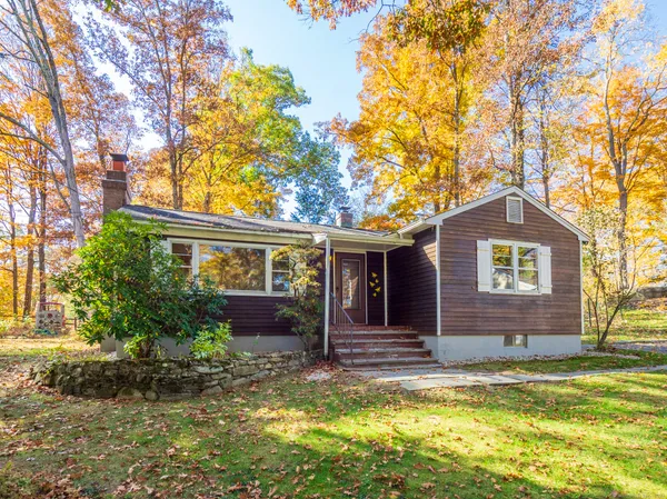 a view of a house with a yard