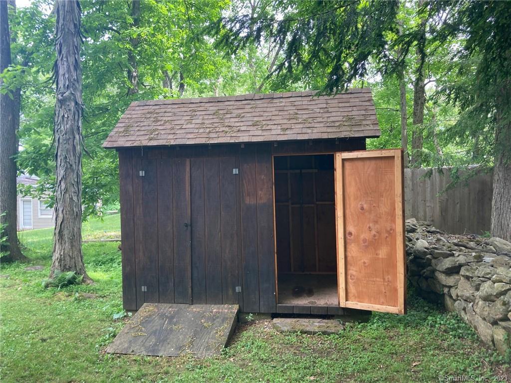 27 Woodland Way Ridgefield, CT 06877 - Photo 18 of 18 a backyard of a house